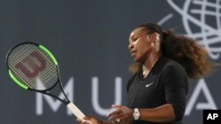 Serena Williams, dalam laga ekshibisi melawan Jelena Ostapenko dari Latvia, di final Kejuaraan Tenis Dunia Mubadala di Abu Dhabi, Uni Emirat Arab, 30 Desember 2017.