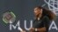 Serena Williams, dalam laga ekshibisi melawan Jelena Ostapenko dari Latvia, di final Kejuaraan Tenis Dunia Mubadala di Abu Dhabi, Uni Emirat Arab, 30 Desember 2017.