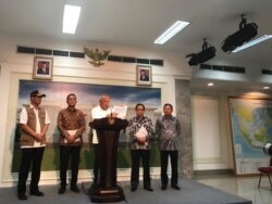 Menteri PUPR Basuki Hadimuljono (tengah)bersama (Ki-ka)Kepala BNPB, Menteri Sosial, Mendagri dan Menteri Kesehatan dalam konferensi pers usai ratas dengan Presiden Joko Widodo di Istana Presiden, Jakarta, Jumat, 3 Januari 2020. (Foto: VOA/Ghita)