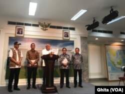 Menteri PUPR Basuki Hadimuljono (tengah)bersama (Ki-ka)Kepala BNPB, Menteri Sosial, Mendagri dan Menteri Kesehatan dalam konferensi pers usai ratas dengan Presiden Joko Widodo di Istana Presiden, Jakarta, Jumat, 3 Januari 2020. (Foto: VOA/Ghita)