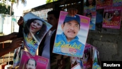 Los carteles en apoyo al presidente de Nicaragua, Daniel Ortega y su compañera de fórmula a la vicepresidencia, la primera dama Rosario Murillo, abundan en Managua, Nicaragua.