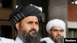 Ketua perundingan Taliban Afghanistan Mullah Abdul Ghani Baradar (depan) usai pembicaraan damai dengan para politisi senior Afghanistan di Moskow, Rusia, 30 Mei 2019. (Foto: Reuters)