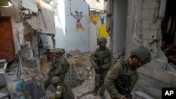 FILE - Tentara Israel berdiri di pintu masuk terowongan tempat enam sandera Israel baru-baru ini dibunuh oleh militan Hamas, di Jalur Gaza selatan, 13 September 2024. (Leo Correa/AP)