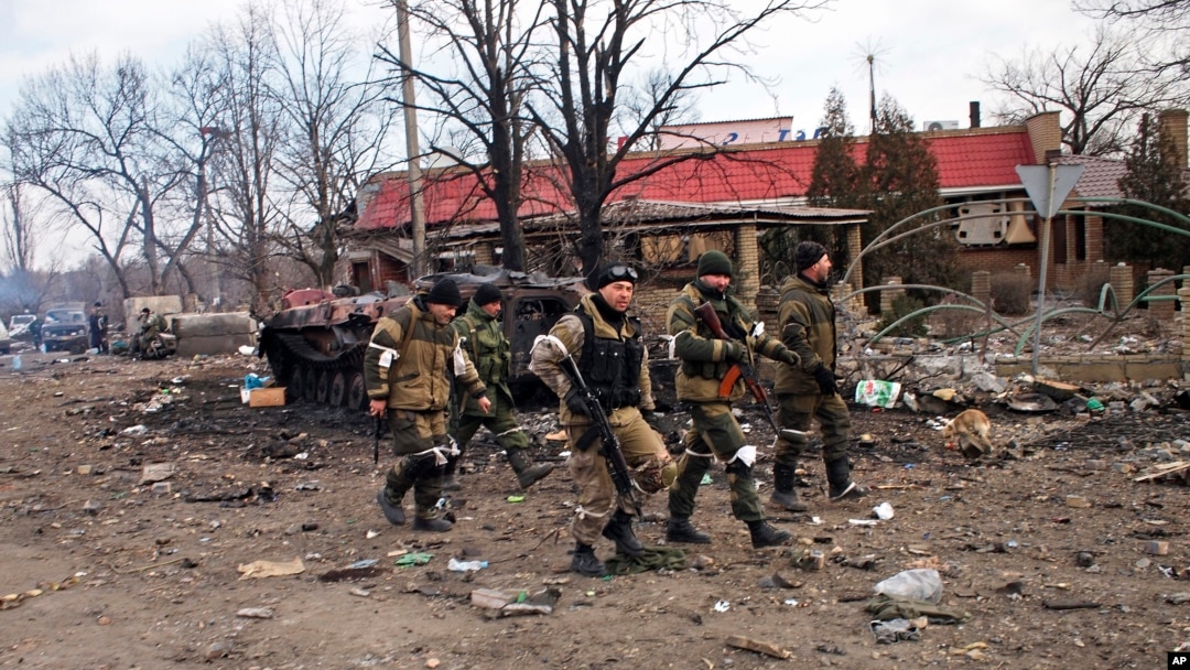 Separatis pro-Rusia berjalan di Debaltseve, Ukraina timur yang kini mereka kuasai (19/2).