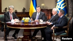 Ukraine's President Viktor Yanukovich (2nd L) sits with three previous presidents, Viktor Yushchenko (L), Leonid Kravchuk (2nd R) and Leonid Kuchma (R) during their meeting in Kyiv Dec 10, 2013.