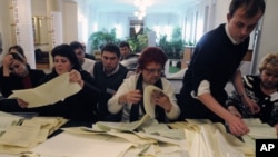 Nhân viên ủy ban bầu cử của Ukraina kiểm phiếu cuộc bầu cử quốc hội