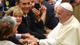 Le Pape François, à droite à Aula Paolo VI au Vatican, le 15 juin 2018.