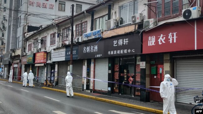 上海警察因新冠疫情封锁了黄埔区的一个住宅区。（2021年1月21日）