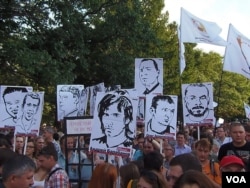 被关押在监狱中的5月6日示威者的画像。2012年7月的莫斯科反政府示威。（美国之音白桦拍摄）