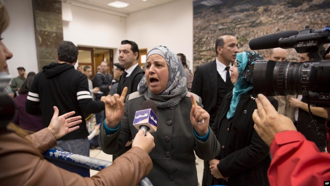 Suha Abu Khdeir, tengah, ibu Mohammed Abu Khdeir, seorang anak Palestina berusia 16 tahun yang dibunuh pada tahun 2014, berbicara kepada wartawan setelah proses pengadilan bagi dua warga Israel yang dituduh membunuhnya di Yerusalem, 4 Februari 2016.