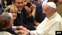 Le Pape François et des fidèles lors de son audience des participants au Congrès National de la Fédération Italienne des Maîtres du Travail, à Aula Paolo VI au Vatican, le 15 juin 2018.