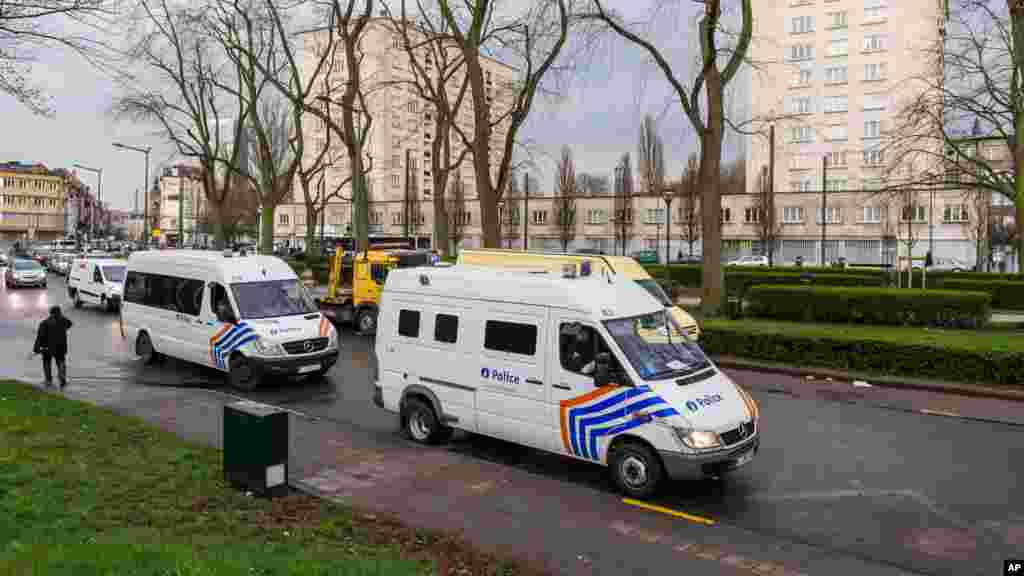 La police sécurise la zone où deux personnes soupçonnées des actes terrorisme ont été arrêtés à Bruxelles, le 8 avril 2016.