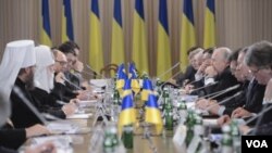 ບັນດາຝ່າຍຄ້ານ ນັກສາສະໜາ ສັງຄົມພົນລະເຮືອນ ແລະລັດ ຖະບານ ຢູເຄຣນ ປະຊຸມຫາລືກັນ ໃນວັນສຸກວານນີ້.