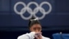  Simone Biles, de Estados Unidos, observa a las gimnastas actuar después de una aparente lesión, en los Juegos Olímpicos de Verano de 2020, el martes 27 de julio de 2021, en Tokio. Biles se retiró de la final por equipos. (Foto AP / Ashley Landis)