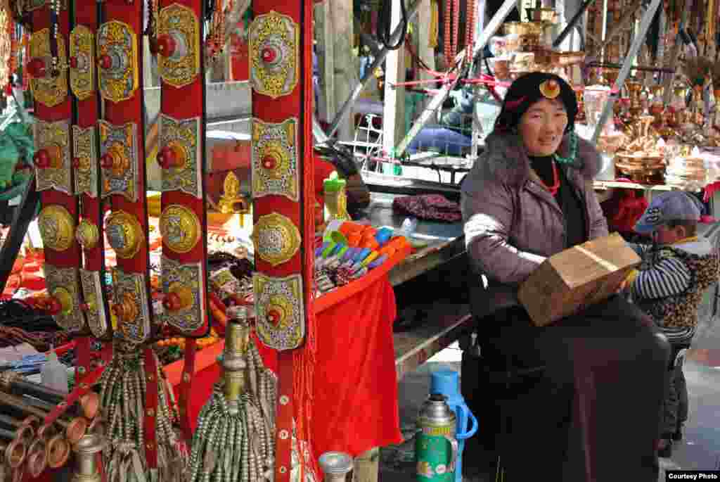 Một người bán hàng đợi khách tại một ngôi chợ gần phố Bbarkhor ở Ihasa, Tây Tạng, 26-3-2013. (Ảnh do Tongqi Huang/Tây Tạng/độc giả VOA gửi)
