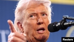 دونالد ترامپ هنگام سخنرانی در جمع اعضای حزب جمهوری‌خواه در میامی فلوریدا