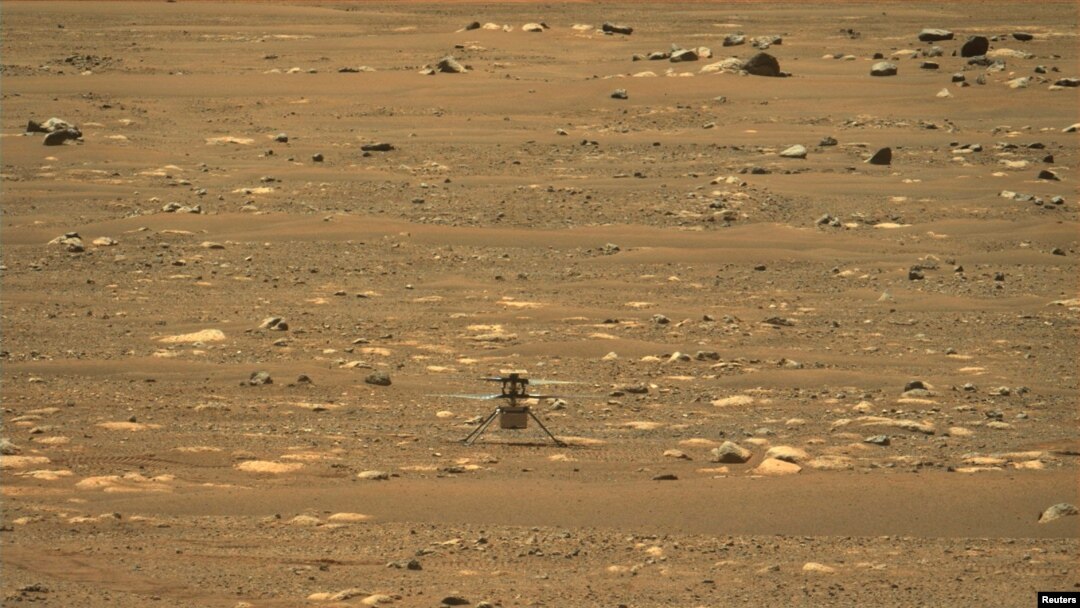 Helikopter Mars NASA Ingenuity melakukan penerbangan pertamanya di planet ini, 19 April 2021. (Foto: NASA/JPL-Caltech/ASU via REUTERS)