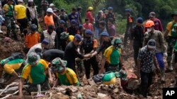 Tim SAR melakukan pencarian korban tanah longsor yang dipicu gempa di Cianjur, Jawa Barat, Rabu, 23 November 2022. (AP Photo/Tatan Syuflana)