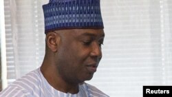 Dr. Bukola Saraki shugaban Majalisar Dattawan Najeriya da ya gurfana gaban kwamitin da'a na majalisar domin a bincikeshi akan zargin shigo da mota da takardun jabu