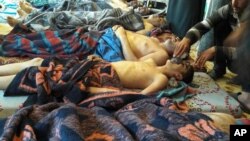 شام کے صوبے ادلب کے قصبے خان شیخوں میں کیمیائی حملے کا نشانہ بننے والے زیر علاج افراد۔ اس حملے میں ایک سو سے زیادہ لوگ ہلاک ہوئے۔ اپریل 2017