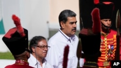 ARCHIVO - El presidente venezolano, Nicolás Maduro, a la derecha, junto al presidente colombiano, Gustavo Petro, después de que Petro llegara al palacio presidencial de Miraflores en Caracas, Venezuela, el 18 de noviembre de 2023.