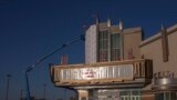 &nbsp;روی تابلو نوشته شده:&zwnj; &laquo;خدا مور را حفظ کند&raquo;. کارگران در حال بازسازی سالن &laquo;ورن تئاتر&raquo; در مور هستند.&nbsp;<br />
