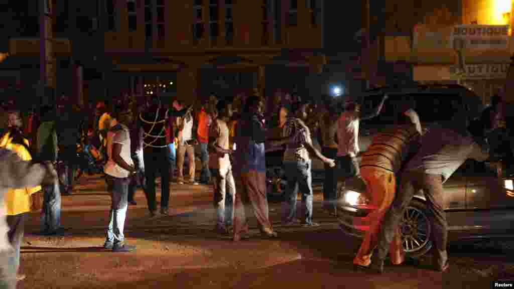 Les manifestants scandent des slogans contre la garde présidentielle à Ouagadougou, au Burkina Faso, 16 Septembre, 2015. 