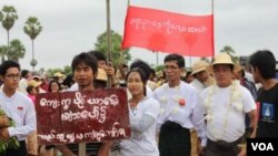 ကြေးနီစီမံကိန်းအရေး မုံရွာဒေသခံတွေနဲ့ ဗကသအဖွဲ့ချုပ် ကျောင်းသားများအဖွဲ့ ပူးပေါင်း ဆန္ဒပြနေစဉ်