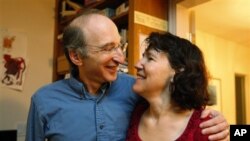 Nobel Prize for physics winner Saul Perlmutter with his wife, Laura Nelson, at his home in Berkeley, Calif., Oct. 4, 2011