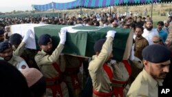 Les troupes pakistanaises portent le cercueill du candidat Siraj Raisani, tué lors de l'attentat-suicide de Mastung au Pakistan, le 14 juillet 2018.