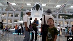 មនុស្ស​ម្នា​មើល​យន្តហោះ​ចម្បាំង​ដែល​គេ​តាំង​បង្ហាញ​នៅ​ក្នុង​ការ​តាំង​ពិព័រណ៍​ដើម្បី​សាទរ​ខួប​៩០ឆ្នាំ​នៃ​ការ​បង្កើត​កងទ័ព​រដោះ​ប្រជាជន​ចិន​នៅ​សារមន្ទីរ​យោធា ក្នុង​ក្រុង​ប៉េកាំង ប្រទេស​ចិន កាលពី​ថ្ងៃទី១ ខែសីហា ឆ្នាំ២០១៧។