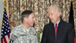 جوبایدن، معاون رییس جمهوری آمریکا در سمت راست به همراه ژنرال دیوید پترائوس فرمانده نیروهای آمریکایی در افغانستان - ۱۰ ژانویه ۲۰۱۱