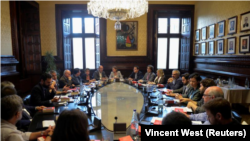 Presidenta del Parlamento de Cataluña (en el centro) Carme Forcadell, dirige la reunión de los portavoces de las partes en el parlamento de Barcelona, España, 4 de octubre de 2017