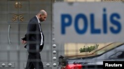 Pripadnici obezbeđenja ispred saudijskog konzulata u Istanbulu