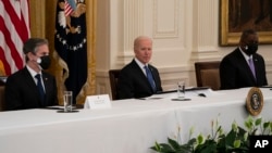 国务卿布林肯(左)与国防部长奥斯汀在内阁会议期间听取总统拜登讲话。(2021年4月1日)