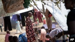 Des réfugiés du Soudan du Sud s'installant dans un camp en Ouganda