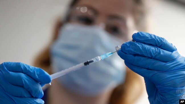 英国伦敦一名护士准备注射新冠疫苗（美联社2020年12月8日）