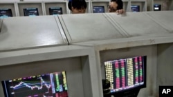 Chinese investors chat over stock prices at a securities house in Beijing, August 11, 2011