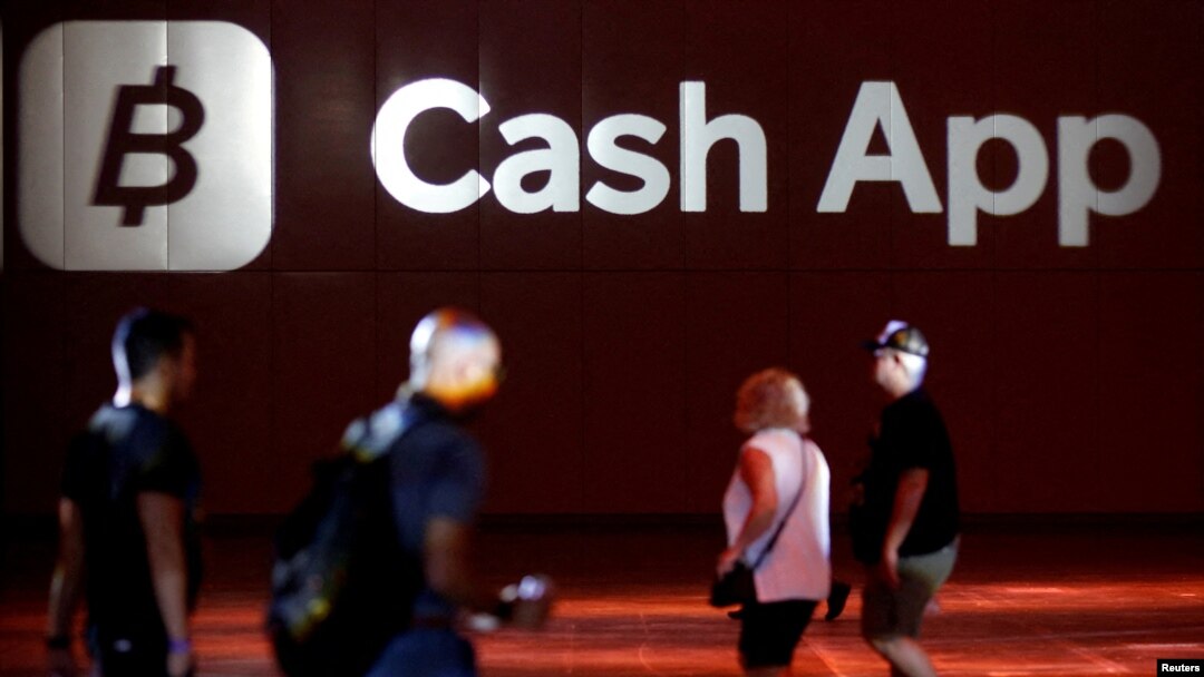 Logo dari perusahaan Cash App terlihat di ruangan utama Konferensi Bitcoin di Miami, Florida, pada 6 April 2022. (Foto: Reuters/Marco Bello)