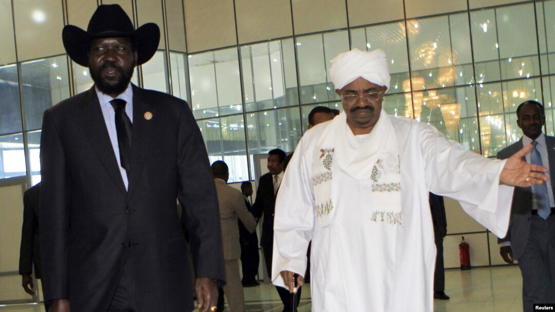 Tổng thống Nam Sudan Salva Kiir (trái) và Tổng thống Sudan Omar al-Bashir