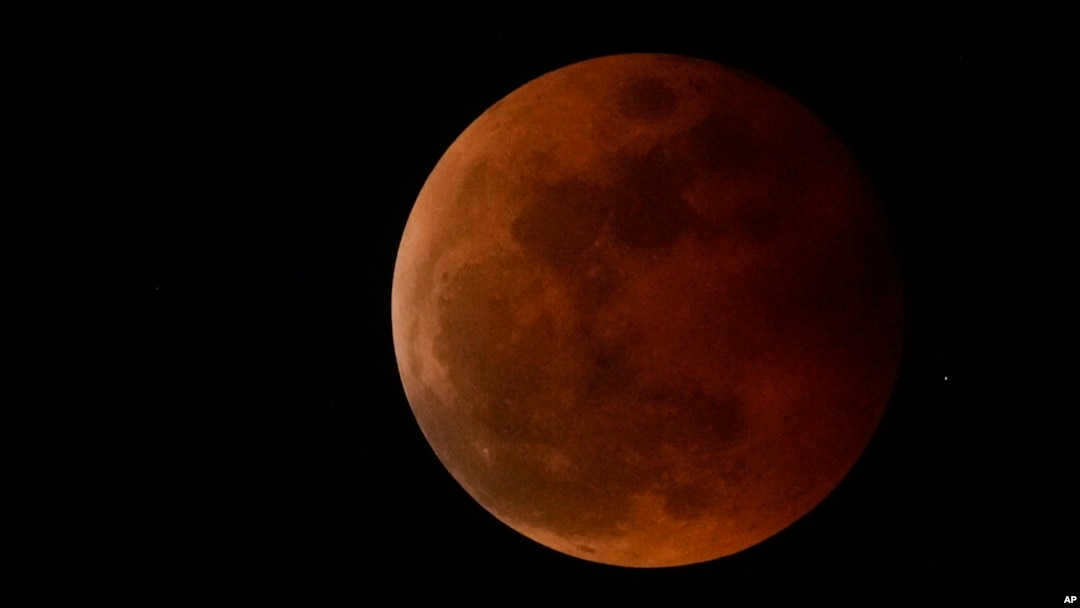 ARCHIVO - La luna sale durante un eclipse lunar en el área metropolitana de Manila, Filipinas, el 8 de noviembre de 2022. Un evento similar ocurrirá el 13 de marzo de 2025.