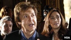 Nancy Shevell (der.) se casó con Paul McCartney en la misma oficina civil en Londres donde el artista contrajo matrimonio por primera vez hace 42 años.