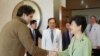 박근혜 한국 대통령이 9일 서울 세브란스병원에서 리퍼트 주한 미국대사의 병실을 방문해 위로하고 있다. 