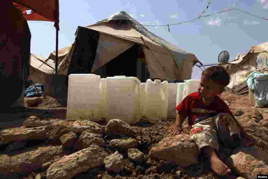 اقوام متحدہ کے تازہ اعدادو شمار کے مطابق شام میں جاری لڑائی کے باعث نقل مکانی کرنے والوں میں 10 لاکھ بچے بھی شامل ہیں۔