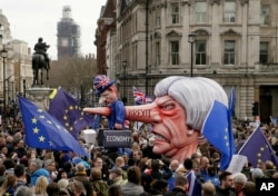 An effigy of British Prime Minister Theresa May is wheeled through Trafalgar Square during a Peoples Vote anti-Brexit march in London, March 23, 2019. The march, organized by the People's Vote campaign is calling for a final vote on any proposed Brexit deal.
