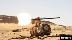یک جنگجوی وابسته به دولت قانونی یمن در حال شلیک به سوی نیروهای حوثی در مارب، یمن، ۱۹ اسفند ۱۳۹۹