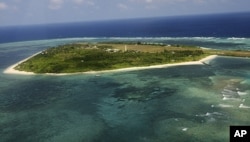 ภาพถ่ายทางอากาศที่แสดงให้เห็นเกาะทิตู ซึ่งรู้จักกันในชื่อเกาะพัก-อาซา หรือ จงเหอเต๋า ในภาษาจีน ที่เป็นส่วนหนึ่งของหมู่เกาะสแปรตลีย์ที่เป็นพื้นที่พิพาทในทะเลจีนใต้ เมื่อ 20 ก.ค. 2554 (Dela Pena/Reuters)