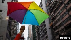 Seorang peserta mengikuti parade LGBT di Hong Kong (foto: dok). Isu LGBT dan identitas gender masih merupakan topik yang kontroversial di sini.