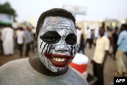 Sudanese protesters, denouncing violence, rally outside the army headquarters in Khartoum on May 4, 2019, to demand that the ruling military council hand power to a civilian administration.