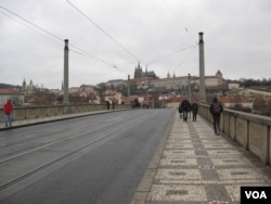 从布拉格老城附近的桥上能看到远处的总统府建筑(美国之音白桦)